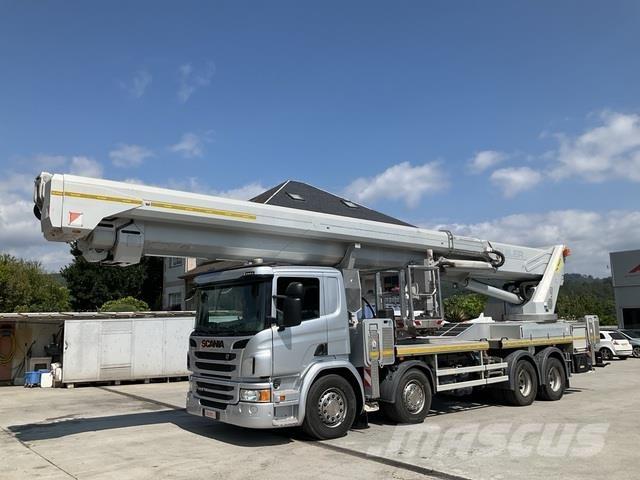 Scania P410LB Ant vilkikų montuojamos kėlimo platformos