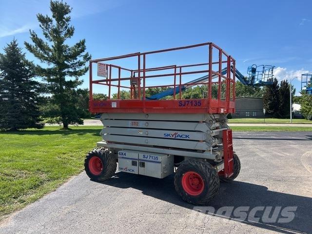 SkyJack SJ7135 Žirkliniai keltuvai