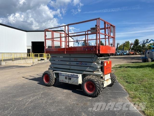 SkyJack SJ7135 Žirkliniai keltuvai