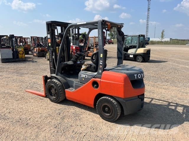 Toyota 8DFU30 Šakiniai krautuvai - Kita