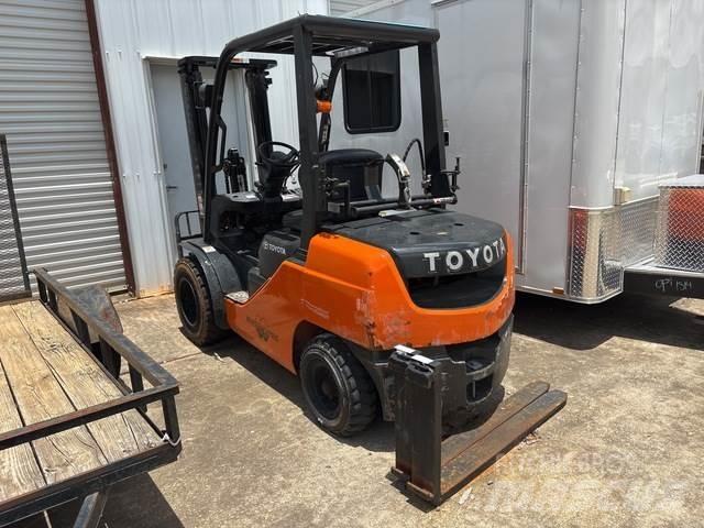 Toyota 8FGU30 Statyba - Kita