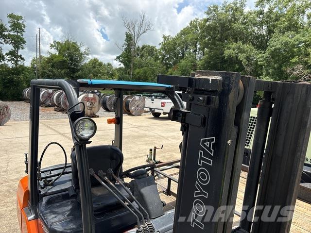 Toyota 8FGU30 Šakiniai krautuvai - Kita