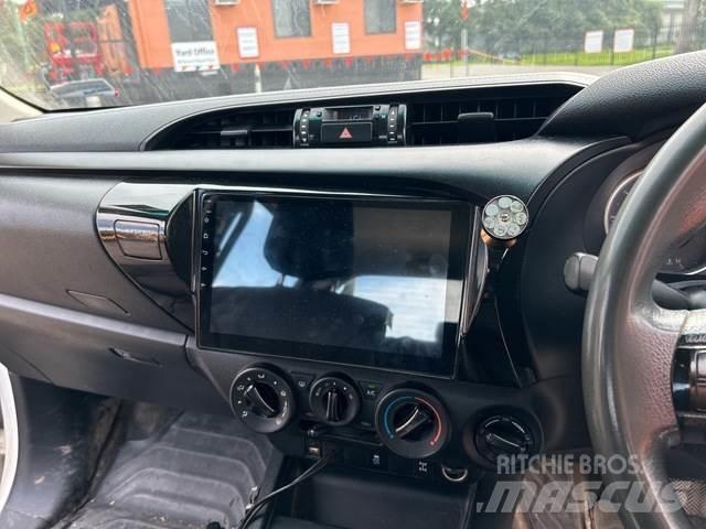 Toyota HiLux Pikapai / Bortiniai sunkvežimiai