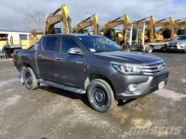 Toyota HiLux Pikapai / Bortiniai sunkvežimiai