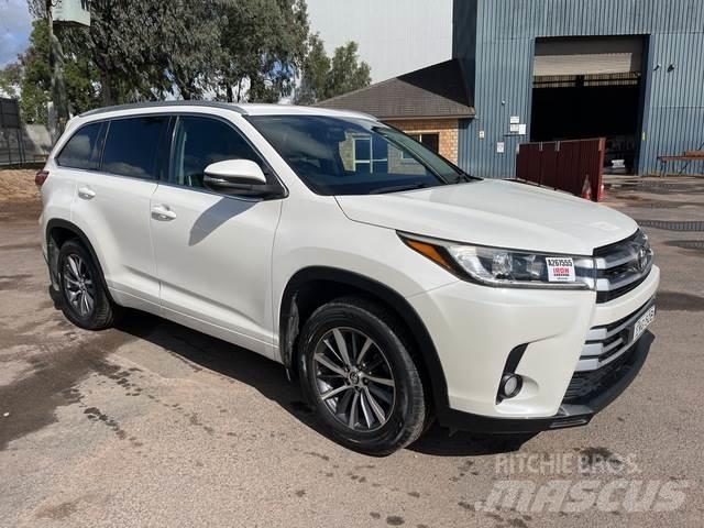 Toyota Kluger Lengvieji automobiliai