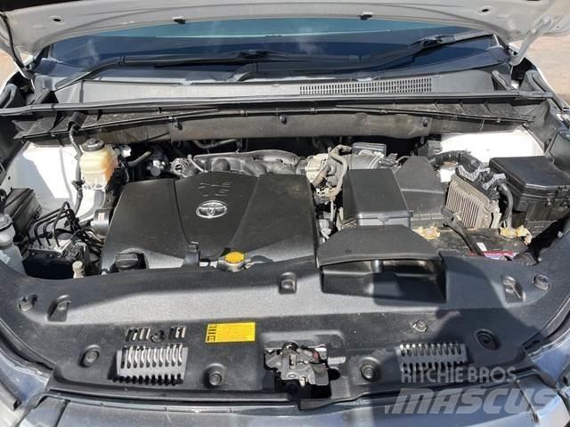 Toyota Kluger Lengvieji automobiliai