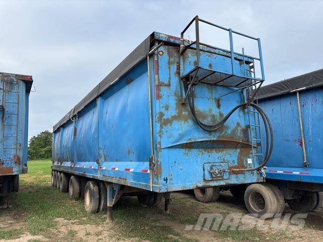 Universal  Puspriekabės su grindimis