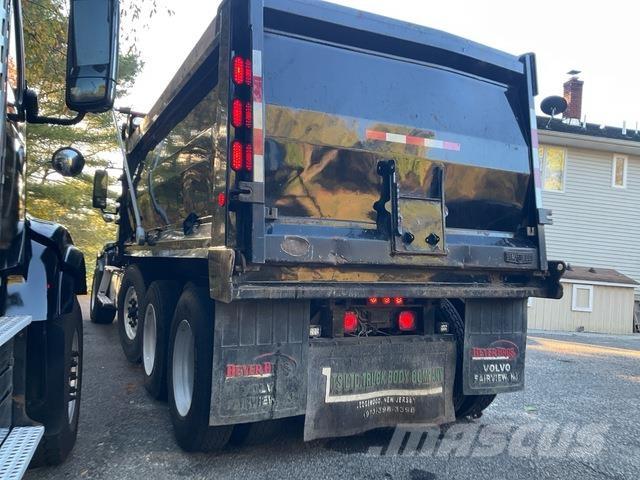 Volvo VHD Savivarčių priekabų vilkikai