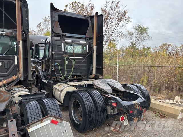 Volvo VNL Naudoti vilkikai