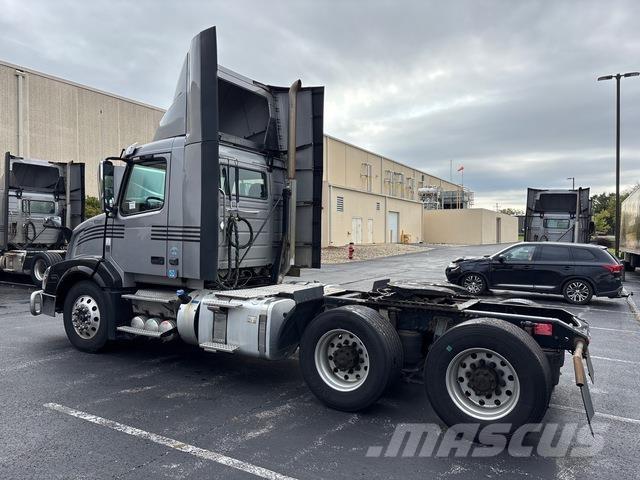 Volvo VNL Naudoti vilkikai