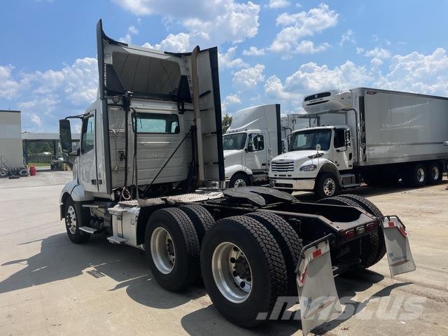 Volvo VNL300 Naudoti vilkikai