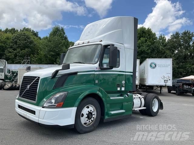 Volvo VNL42T Naudoti vilkikai