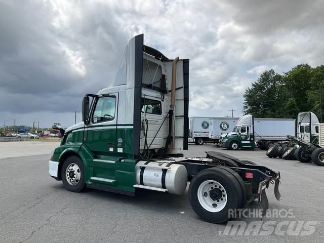 Volvo VNL42T Naudoti vilkikai