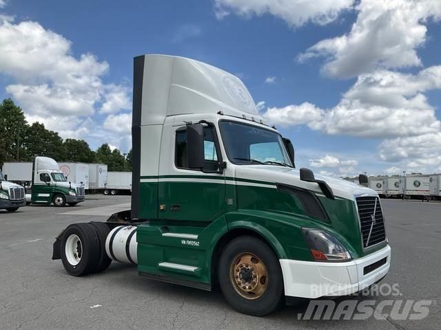 Volvo VNL42T Naudoti vilkikai