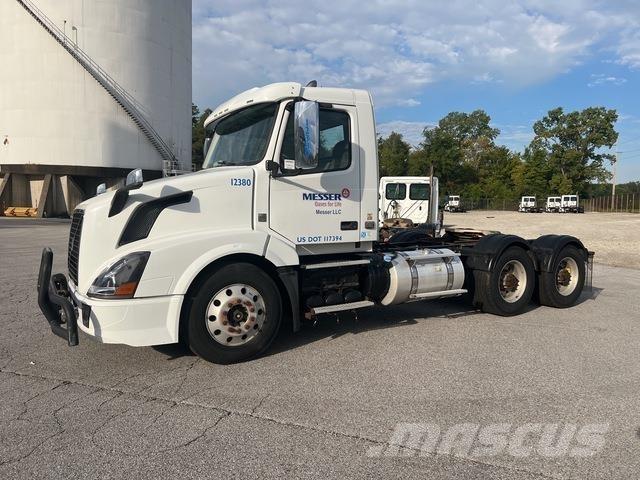 Volvo VNL64T Naudoti vilkikai