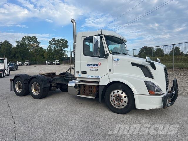 Volvo VNL64T Naudoti vilkikai