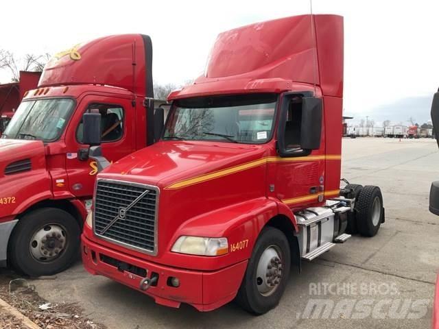 Volvo VNM42T Naudoti vilkikai