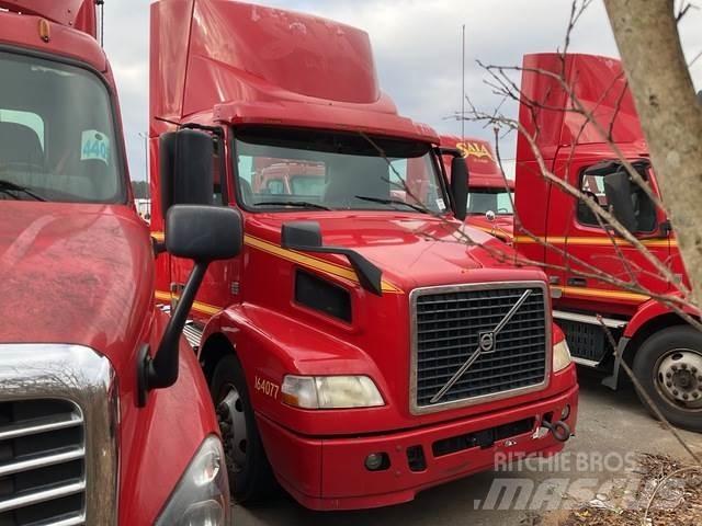 Volvo VNM42T Naudoti vilkikai