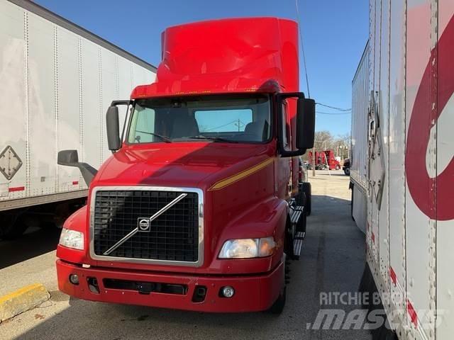 Volvo VNM42T Naudoti vilkikai