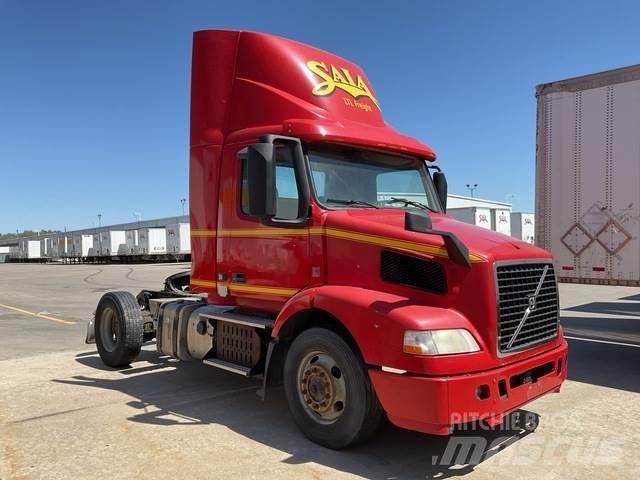 Volvo VNM42T Naudoti vilkikai