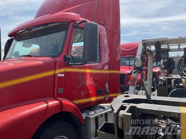 Volvo VNM42T Naudoti vilkikai
