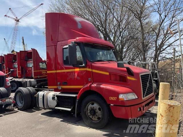 Volvo VNM42T Naudoti vilkikai