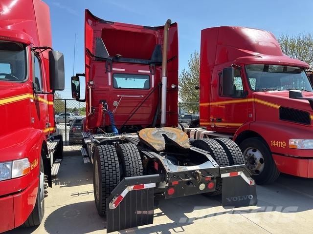 Volvo VNM42T Naudoti vilkikai