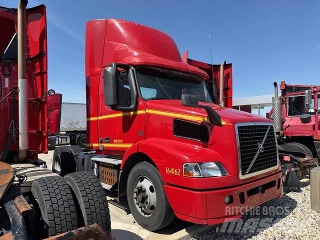 Volvo VNM42T Naudoti vilkikai