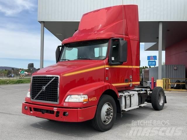 Volvo VNM42T Naudoti vilkikai