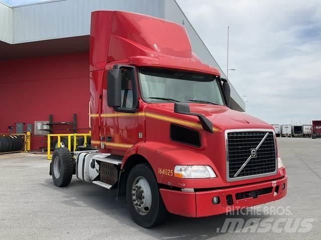 Volvo VNM42T Naudoti vilkikai
