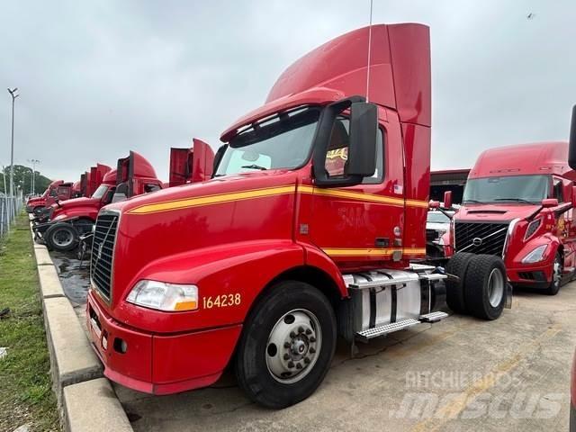 Volvo VNM42T Naudoti vilkikai