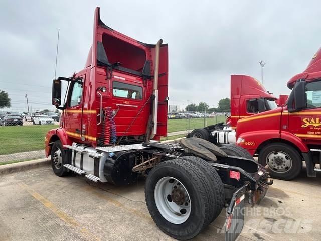 Volvo VNM42T Naudoti vilkikai