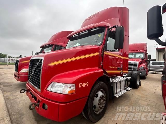 Volvo VNM42T Naudoti vilkikai