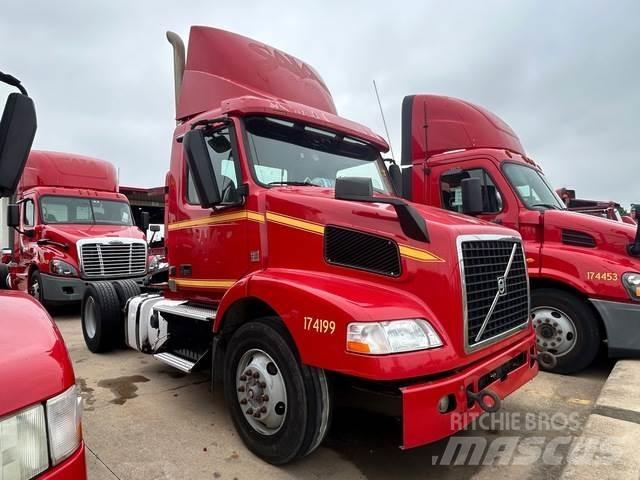 Volvo VNM42T Naudoti vilkikai