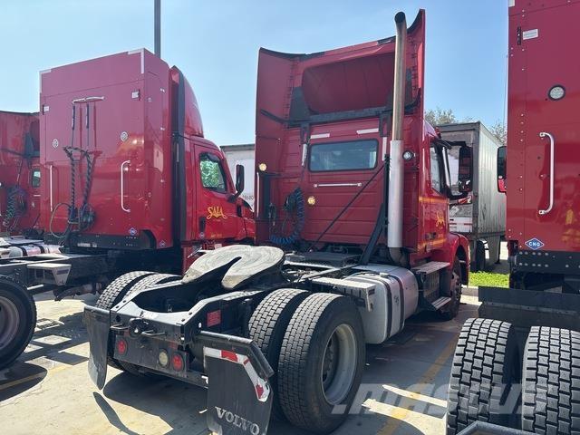 Volvo VNM42T Naudoti vilkikai