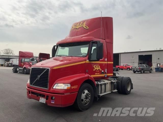 Volvo VNM42T Naudoti vilkikai