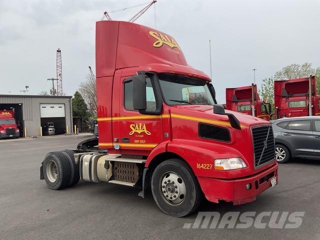 Volvo VNM42T Naudoti vilkikai