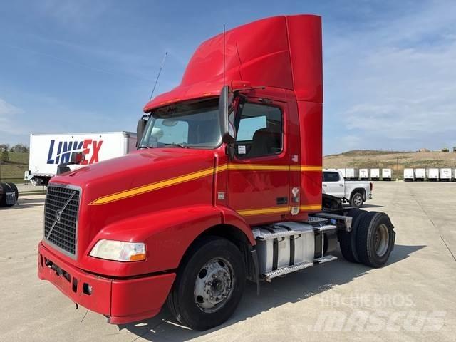 Volvo VNM42T Naudoti vilkikai