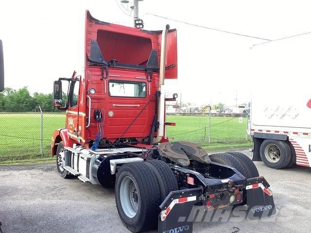 Volvo VNM42T Naudoti vilkikai