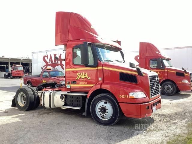 Volvo VNM42T Naudoti vilkikai