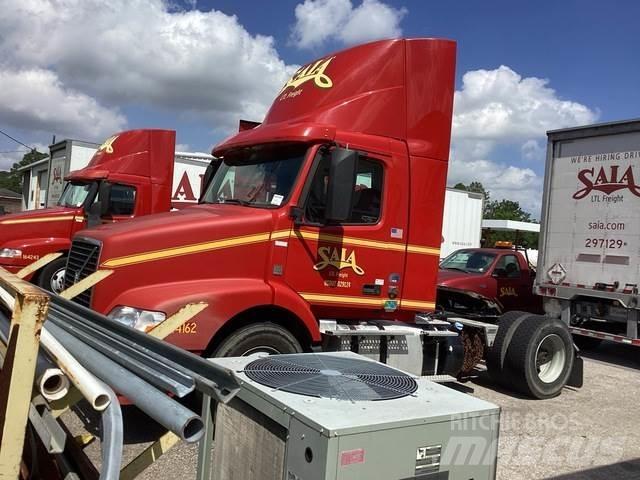 Volvo VNM42T Naudoti vilkikai