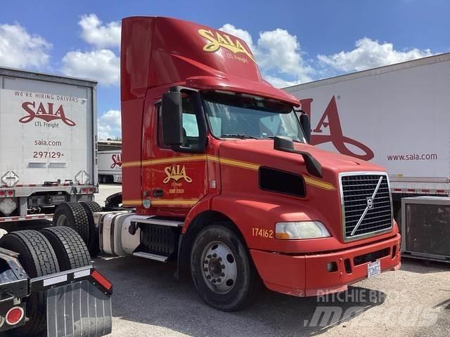 Volvo VNM42T Naudoti vilkikai