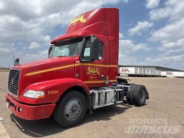 Volvo VNM42T Naudoti vilkikai