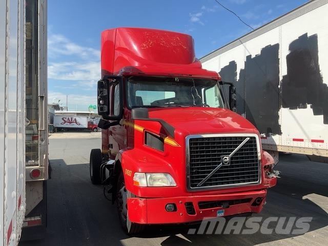 Volvo VNM42T Naudoti vilkikai