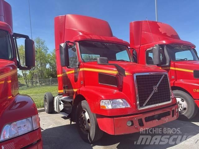 Volvo VNM42T Naudoti vilkikai