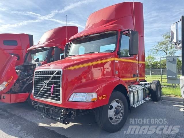 Volvo VNM42T Naudoti vilkikai