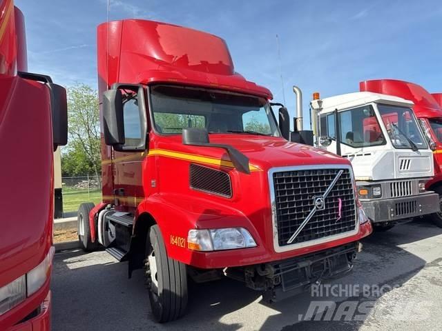 Volvo VNM42T Naudoti vilkikai