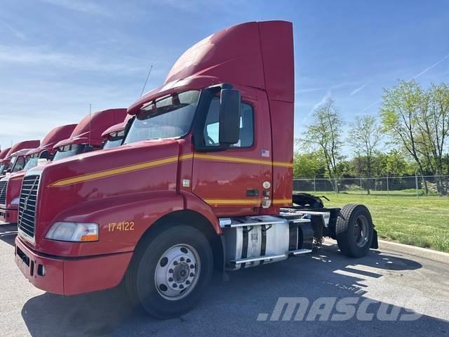 Volvo VNM42T Naudoti vilkikai