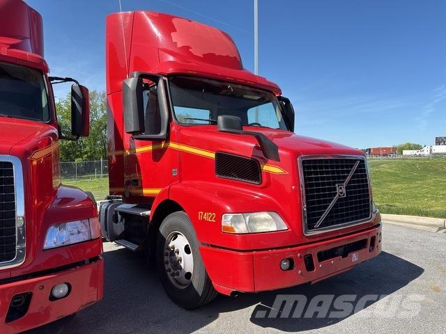 Volvo VNM42T Naudoti vilkikai