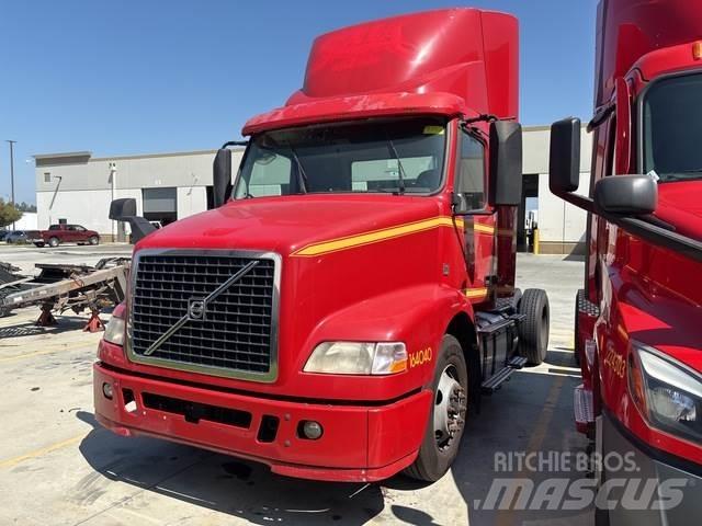 Volvo VNM42T Naudoti vilkikai